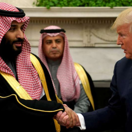 El príncipe heredero saudí saluda a Donald Trump durante una visita a la Casa Blanca. (ARCHIVO | REUTERS)