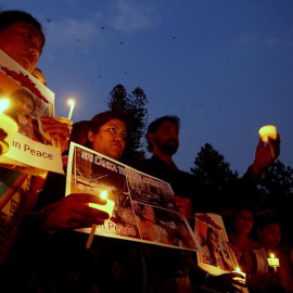 Miembros de varias organizaciones no gubernamentales sostienen velas en conmemoración de las víctimas de los atentados de Sri Lanka. EFE