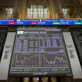 Vista general de los paneles informativos del parqué de la Bolsa de Madrid. EFE/ Ana Bornay