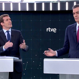 Pablo Casado (PP) interpela a Pedro Sánchez (PSOE) durante el debate electoral en TVE. REUTERS