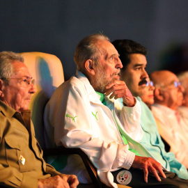 El líder de la Revolución Cubana, Fidel Castro, flanqueado por su hermano y actual presidente del país, Raúl Castro, y el  presidente de Venezuela, Nicolás Maduro , durante el acto oficial de celebración de su 90 años, en el Teatro Karl Marx de La 