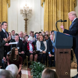 11/07/2018.- El presidente de los Estados Unidos, Donald J. Trump (d), habla con el reportero de la CNN Jim Acosta (i) durante una conferencia de prensa en la Sala Este de la Casa Blanca en Washington, DC, EE. UU., hoy 7 de noviembre de 2018. El acceso a