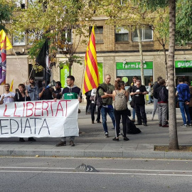 Concentració de suport davant la comissaria de la Verneda per la detenció de dos joves investigades per presumptes agressions contra manifestants del sindicat Jusapol durant la manifestació del 29 de setembre. @AlertaSolidaria