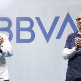 El presidente de BBVA, Carlos Torres Vila, y el consejero delegado, el turco Onur Genç,en la presentación del nuevo logo del banco.