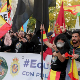 Centenares de policías y guardias civiles esperando a las puertas del Congreso el inicio de la tramitación de una ley para hacer efectiva la equiparación salarial. | Zipi / EFE