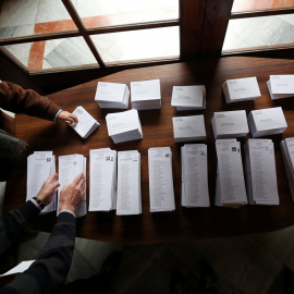 Las papeletas, listas para que los votantes acudan a por ellas. / Reuters