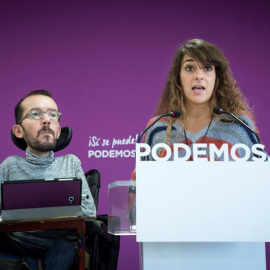 La coportavoz de Podemos, Noelia Vera, y el secretario de Organización, Pablo Echenique. / LUCA PIERGIOVANNI (EFE)