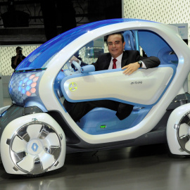 Foto de archivo del entonces presidente ejecutivo de Renault, Carlos Ghosn, durante la presentación del modelo eléctrico Renault Twizzy en el ámbito del Salón Internacional del Motor en Fráncfort (Alemania) en septiembre de 2009. EFE/Mauritz Antin