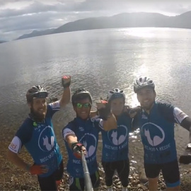 'Buscando a Nessie': pedaleando por la lucha contra la leucemia