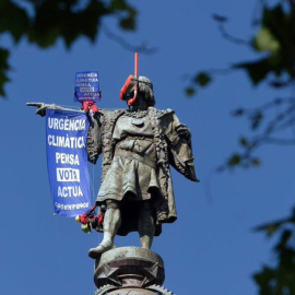 La estatua de Cristóbal Colón, con las gafas de buzo puestas por Greenpace. Twitter de la organización.