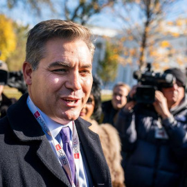 16/11/2018.- El corresponsal de la CNN en la Casa Blanca Jim Acosta vuelve a la Casa Blanca, en Washington, Estados Unidos, hoy, 16 de noviembre de 2018. Un juez de EE.UU. ordenó hoy a la Casa Blanca que devuelva la acreditación al periodista de la CNN,