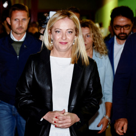 La líder de Hermanos de Italia, Giorgia Meloni , camina en el colegio electoral durante las elecciones anticipadas en Roma, Italia, el 25 de septiembre de 2022.