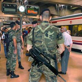 Militares españoles vigilan una estación de tren tras los atentados del 11M, en una imagen de archivo.