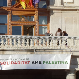 Pancarta en el balcón del Ayuntamiento de Valencia, en el Día Internacional de Solidaridad con Palestina. TWITTER