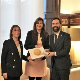 La consellera Laura Borràs amb el president del Parlament, Roger Torrent. EUROPA PRESS