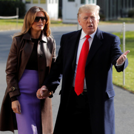 Donald Trump y su esposa antes de partir hacia Argentina para asistir a la cumbre del G20. /REUTERS