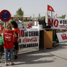 Trabajadores afectados por el ERE de Coca-Cola en el campamento instalado junto a la planta madrileña de Fuenlabrada. EFE/Paco Campos