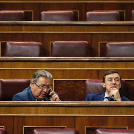 El exministro Juan Ignacio Zoido (i) y elxportavoz 'popular' Rafael Hernando (d) durante un el pleno de la Cámara Baja. EFE