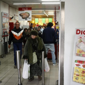 Varias personas salen de de un supermercado de DIA en Madrid. REUTERS/Andrea Comas