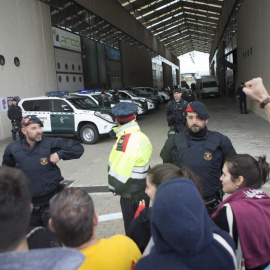 Mossos d'Esquadra junto a los agentes de la Guardia Civil a la entrada de la imprenta Artyplan de Sant Feliu de Llobregat (Barcelona), esta semana. /EFE