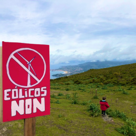 10/12/2021 Cartel contra los parques eólicos en la serra da Groba, en la provincia de Pontevedra