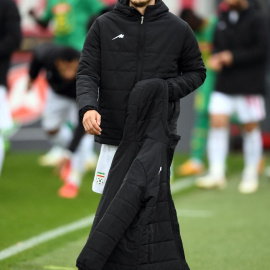 El delantero iraní Sardar Azmoun con el abrigo negro que los jugadores llevaron encima de la equipación en los que no se ningún símbolo del país.