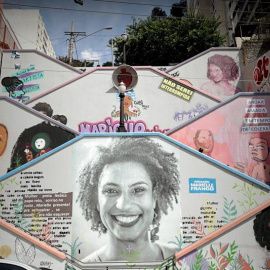 Fotografía de archivo (12/02/2019), de un mural de diez metros de altura pintado por mujeres grafiteras y activistas, con la imagen de Marielle Franco, entre los edificios de un barrio de la ciudad de Sao Paulo. - EFE