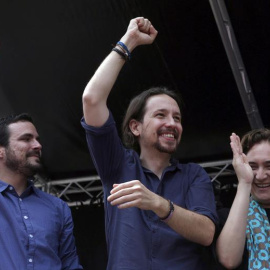 El candidato de Unidos Podemos a la Presidencia, Pablo Iglesias (c), junto al líder de IU, Alberto Garzón (i), y la alcaldesa de Barcelona, Ada Colau durante el mitin en Barcelona. /EFE