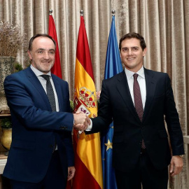 Los presidentes de Ciudadanos, Albert Rivera, y de UPN, Javier Esparza, se saludas después de firmar esta tarde un "histórico" acuerdo para concurrir juntos a las elecciones generales, autonómicas y municipales, que busca conseguir tanto en España com