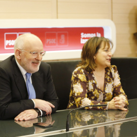 La presidenta de la delegación socialista española en el Parlamento Europeo, Iratxe García y el vicepresidente de la Comisión Europea Frans Timmermans, durante un encuentro con los medios españoles en la sede socialista de Ferraz. INMA MESA