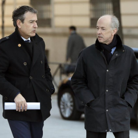 Felipe Benjumea, expresidente de Abengoa (d.) junto con su abogado, en una comparecencia en la Audiencia Nacional. EFE