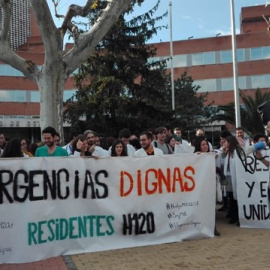 Médicos Internos Residentes (MIR) del Hospital 12 de Octubre han reclamado unas "Urgencias dignas" durante una concentración que ha dado inicio a la huelga indefinida. / EUROPA PRESS