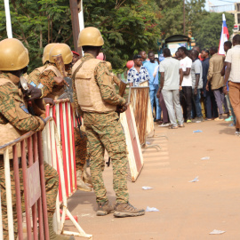 Un grupo de militares cortan una calle en Uagadugú, capital de Burkina Faso, a 30 de septiembre de 2022.