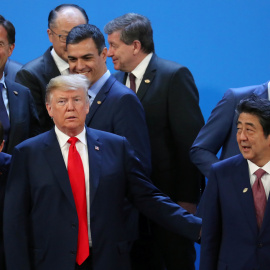 El presidente de EEUU, Donald Trump, junto al francés Emmanuel Macron, el holandés Mark Rutte, el  español Pedro Sánchez, el  canadiense Justin Trudeau y el japonés Shinzo Abe, tras posar para la foto de familia de la cumbre del G-20 en Buenos Aires.