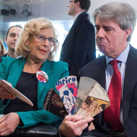 La alcaldesa de Madrid, Manuela Carmena, con el presidente de la Comunidad de Madrid, Ángel Garrido. EFE