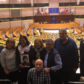 Familiares de víctimas de crímenes en la Transición, durante su visita al Parlamento Europeo