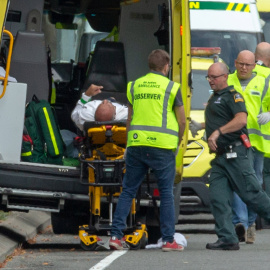 Un herido en los ataques a dos mezquitas en Nueva Zelanda es atendido por los servicios sanitarios. /REUTERS