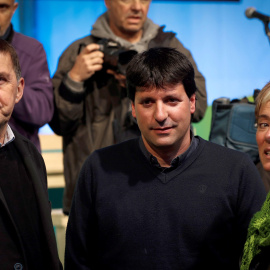 El coordinador general de EH Bildu, Arnaldo Otegi (i), el alcalde de Errenteria, Julen Mendoza (c), y la candidata al Congreso por Navarra, Bel Pozueta, en Errenteria (Gipuzkoa) en el acto de cierre de campaña de la coalición abertzale. EFE/Javier Etxez