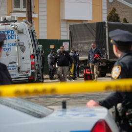 La Policía de Nueva York, en el lugar del asesinato de Frank Cali. REUTERS/Brendan McDermid