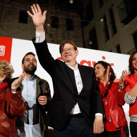 El candidato del PSPV y president en funciones de la Generalitat Valenciana, Ximo Puig, saluda tras ganar las elecciones autonómicas del 28A con 27 diputados..EFE/ Juan Carlos Cárdenas