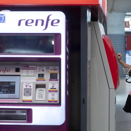 Una chica compra un billete de tren en Atocha