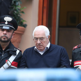 Settimino Mineo, considerado nuevo jefe de Cosa Nostra, es escoltado por dos carabineros tras su arresto en Palermo - EFE/ Igor Pety