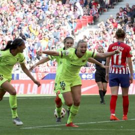 Las jugadoras del Barcelona festejan el gol de la inglesa Tonni Duggan (c) contra el Atlético de Madrid, durante el partido de la Liga Iberdrola disputado en el estadio Wanda Metropolitano en Madrid.- EFE/Kiko Huesca