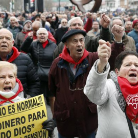 Los pensionistas vascos han retomado hoy en el arenal bilbaíno sus movilizaciones para reclamar unas pensiones "dignas" tras las fiestas navideñas. EFE/Luis Tejido