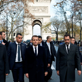 El presidente francés, Emmanuel Macron, recorre la zona cercana al Arco de Triunfo, en París, donde se produjeron los enfrentamientos con manifestantes del movimiento de los 'chalecos amarillos'. REUTERES/Thibault Camus