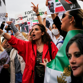 Mujeres gritan en Estambul (Turquía) consignas durante una manifestación tras la muerte de Mahsa Amini en Irán el 2 de octubre de 2022.