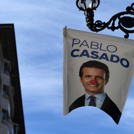 Un póster de la propaganda electoral de Pablo Casado, el líder del PP. REUTERS/Eloy Alonso