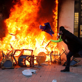 Un manifestante tira una bandera de la UE a un incendio en París durante las protestas de los chalecos amarillos de este sábado. REUTERS/Philippe Wojazer