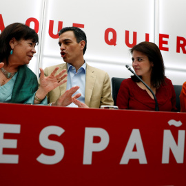 El presidente del Gobierno y secretario general del PSOE, Pedro Sánchez, junto a la presidenta del partido, Cristina Narbona (i), y la vicesecretaria general, Adriana Lastra (d), y la vicepresidenta del Gobierno, Carmen Calvo, durante la reunión de la E