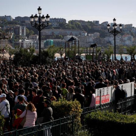 29/04/2019.- Vista de la concentración convocada por el Ayuntamiento de San Sebastián de repulsa y duelo por la brutal paliza propinada a un joven de 17 años el pasado viernes en San Sebastián, que le causó la muerte este domingo. EFE/Javier Etxezarr